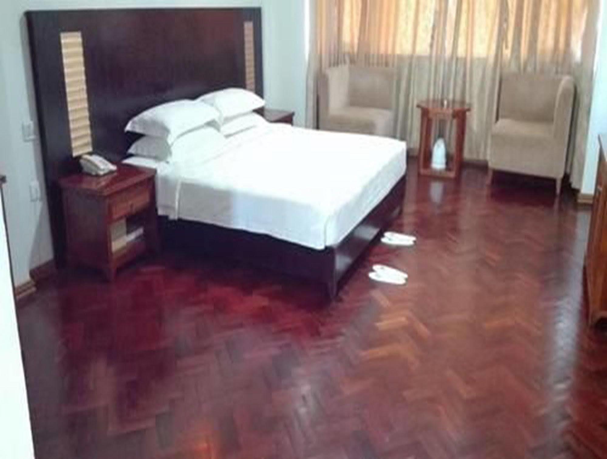 Myat Thinzar Hotel Oattara Thiri Esterno foto